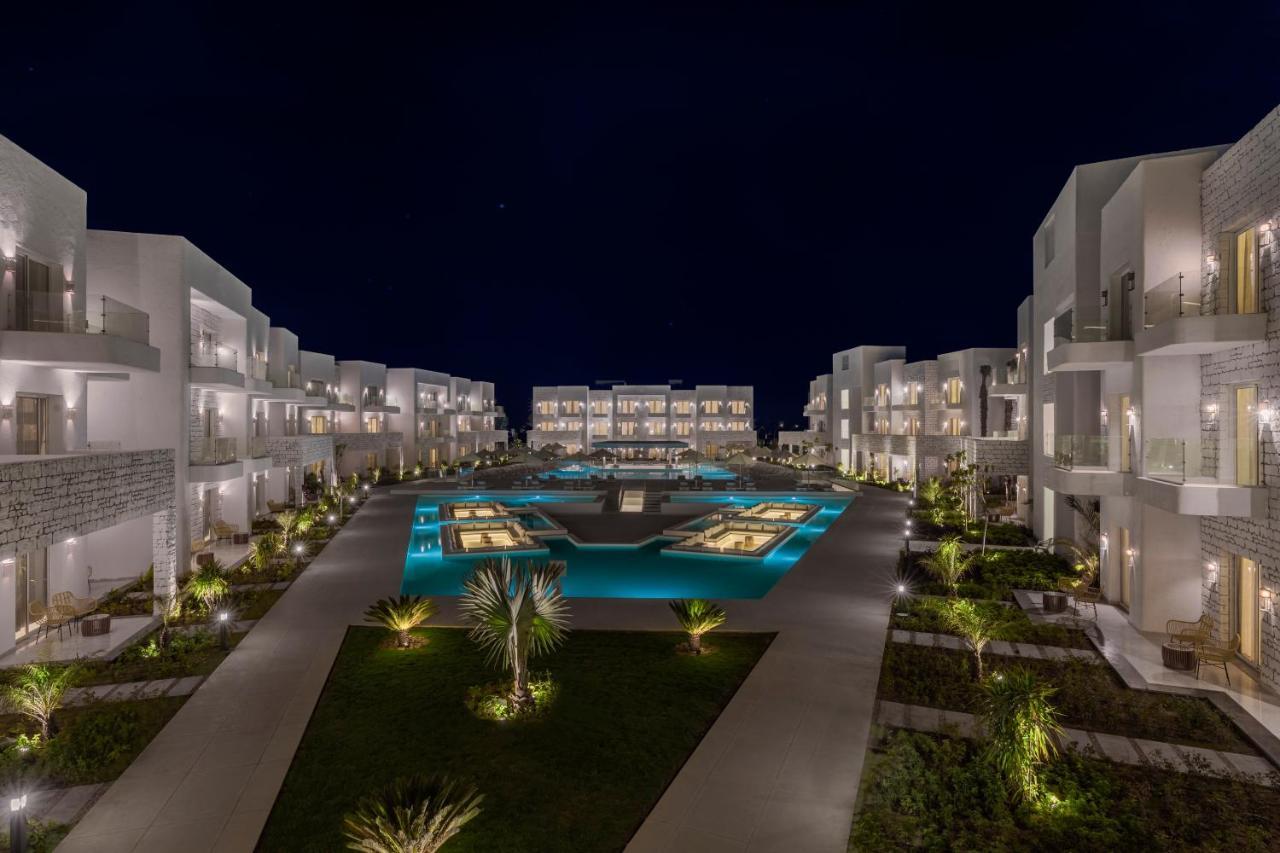 עיין סוחנה Tanoak Resort מראה חיצוני תמונה The resort at night