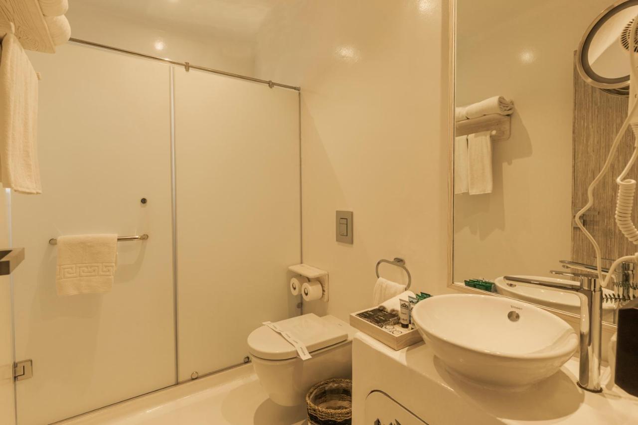 עיין סוחנה Tanoak Resort מראה חיצוני תמונה A bathroom in a hotel